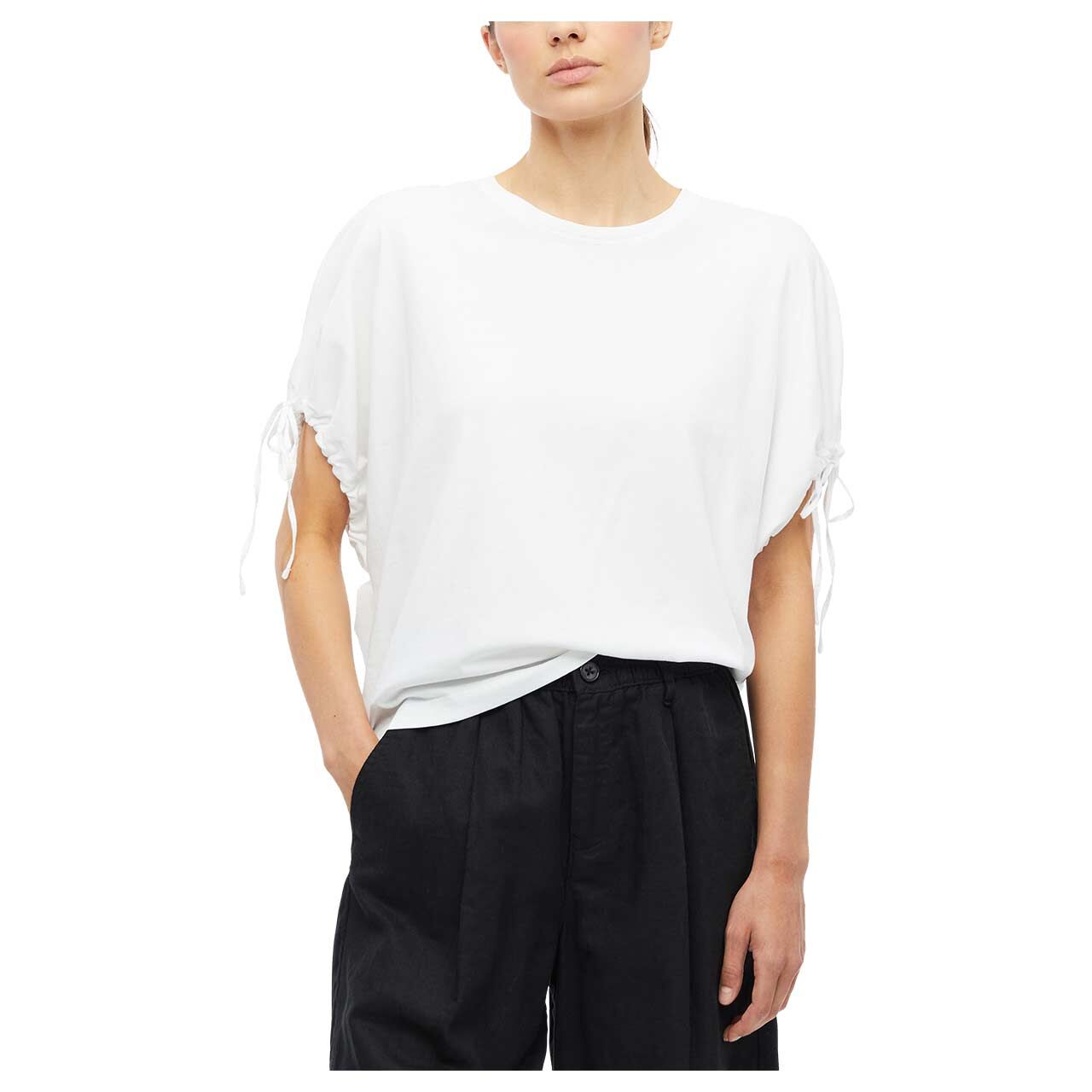 s. Oliver Damen T-Shirt in Weiß, detaillierte Vorderansicht am Model