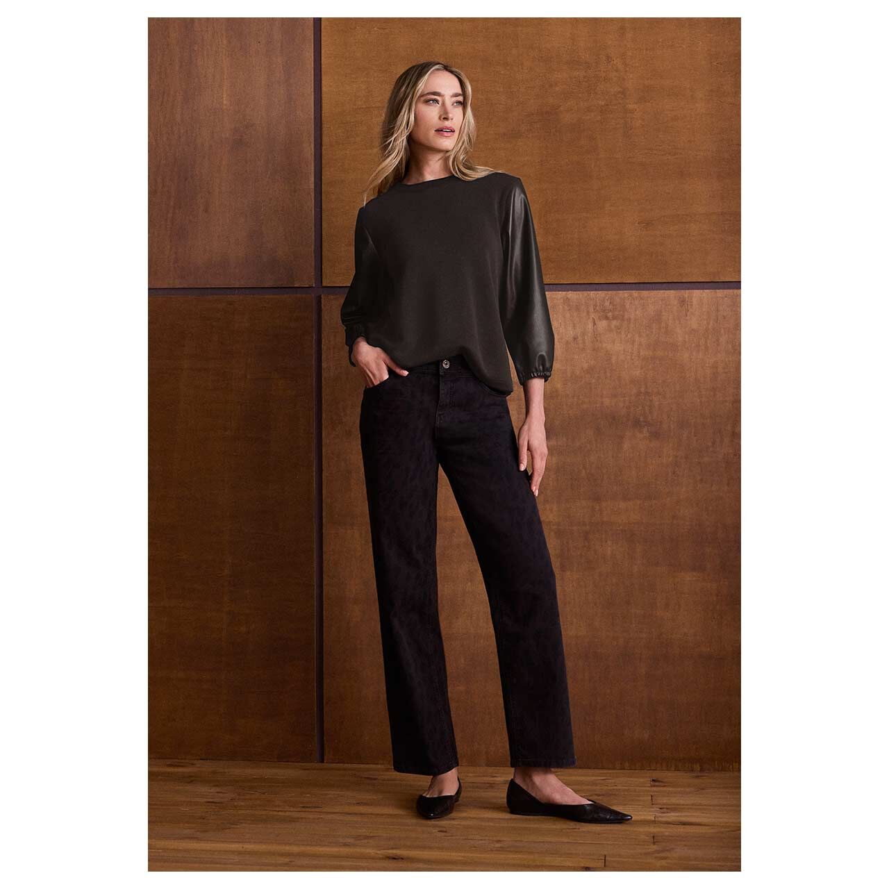 Damen 3/4 Arm Shirt Silk Look Fake Leather von Street One in Dunkelbraun, Ganzkörperansicht Model