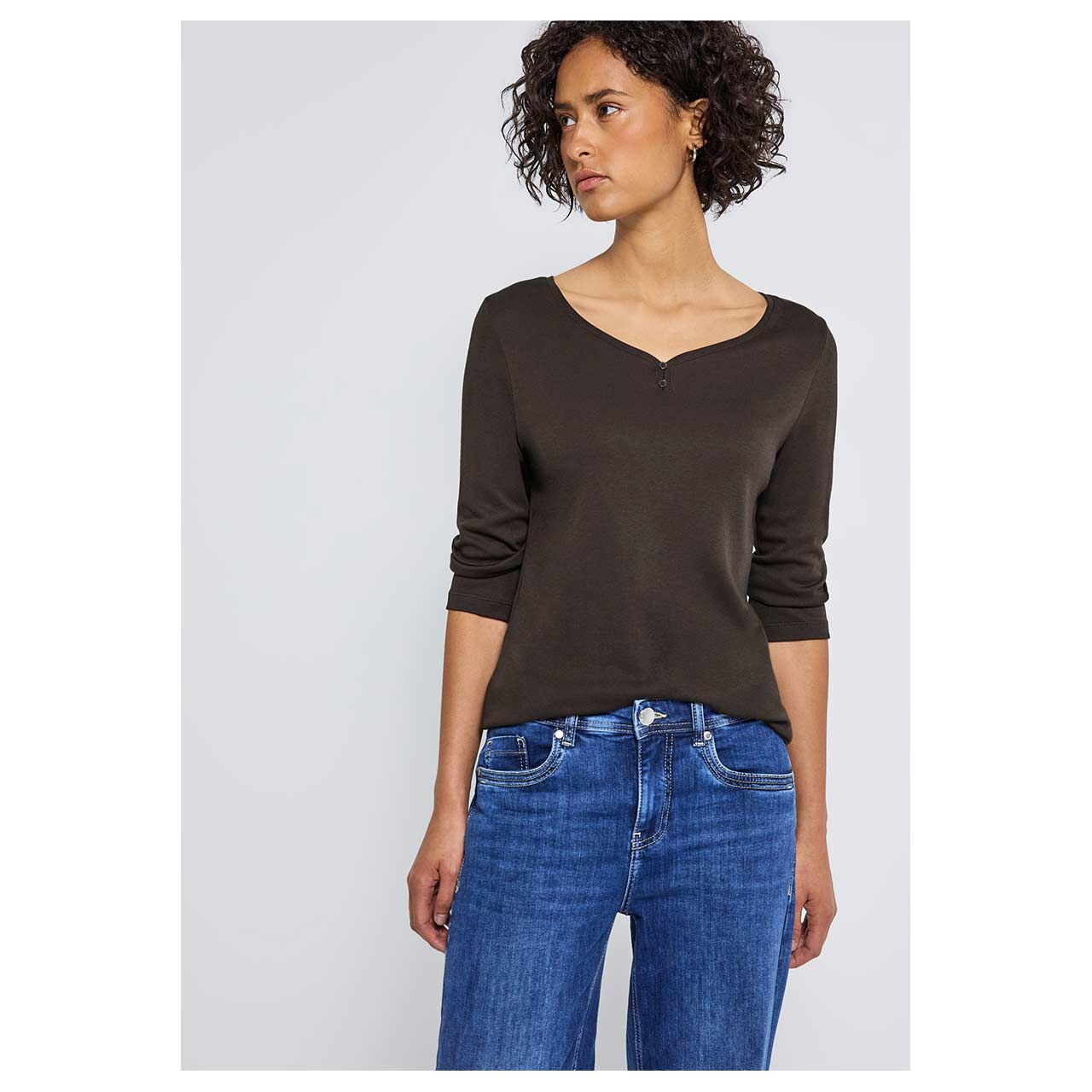 Damen 3/4 Arm Shirt Basic Buttons von Street One in Dunkelbraun, Vorderansicht am Model