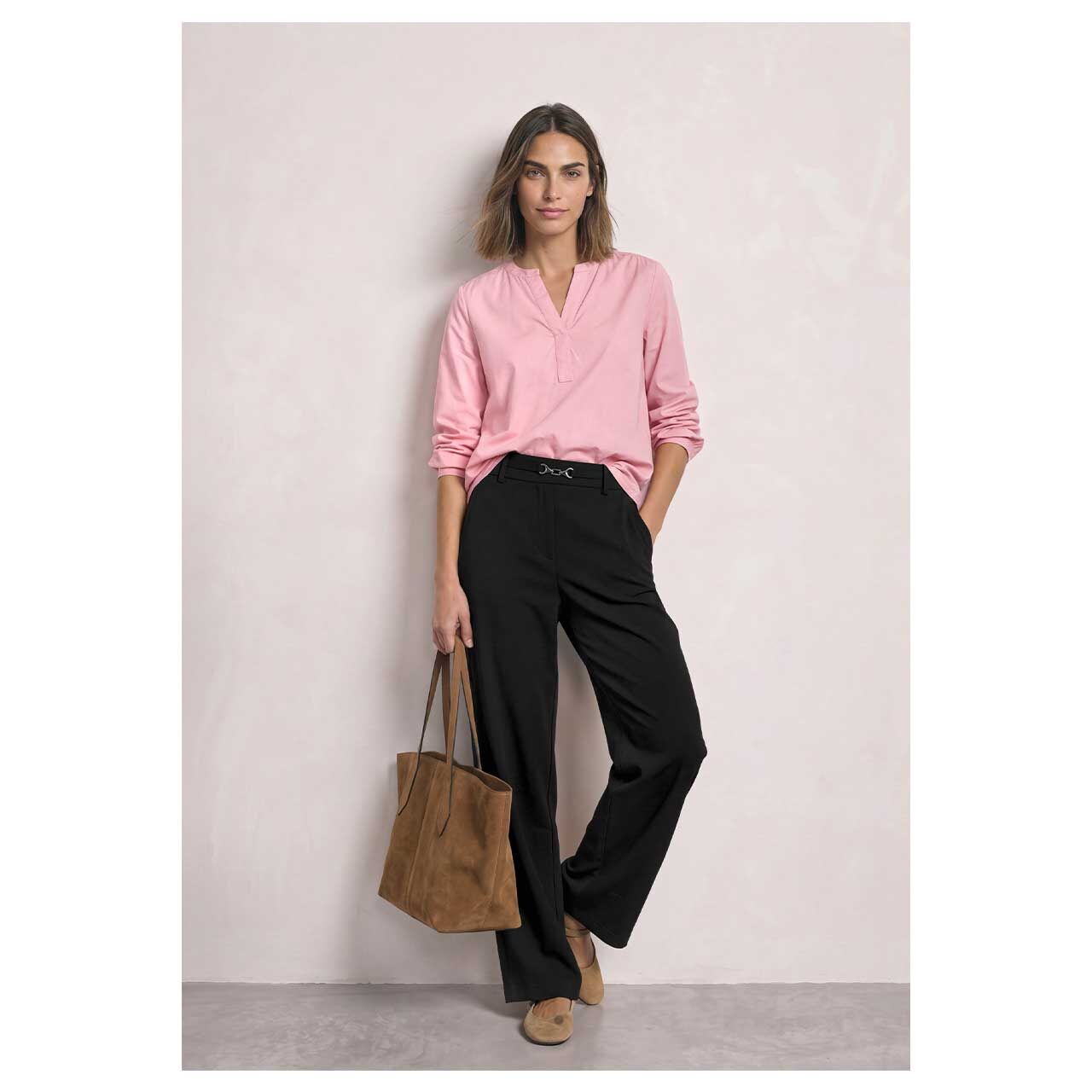 Stretch Damenhose Amalia Straight Leg von Street One in Schwarz, Ganzkörperansicht am Model