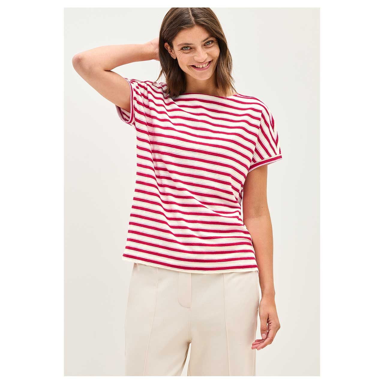Vorderansicht im Detail des getragenen Damen T-Shirt von Cecil in Rot gestreift