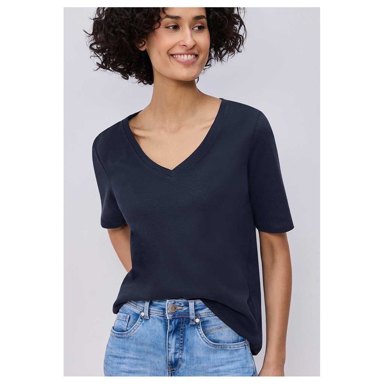 Damen T-Shirt Basic V-Neck von Street One in Dunkelblau, Vorderansicht am Model