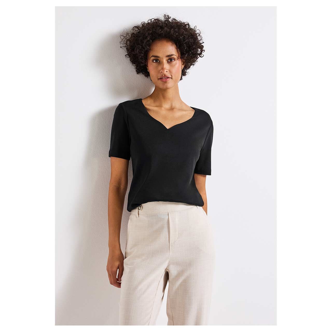 Damen T-Shirt Heart Neckline von Street One in Schwarz, Vorderansicht am Model