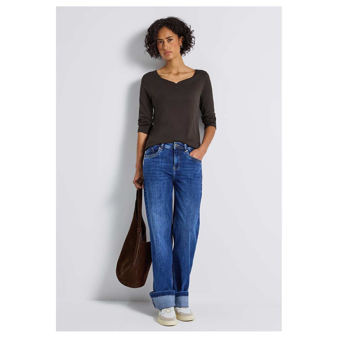 Damen 3/4 Arm Shirt Basic Buttons von Street One in Dunkelbraun, Ganzkörperansicht am Model