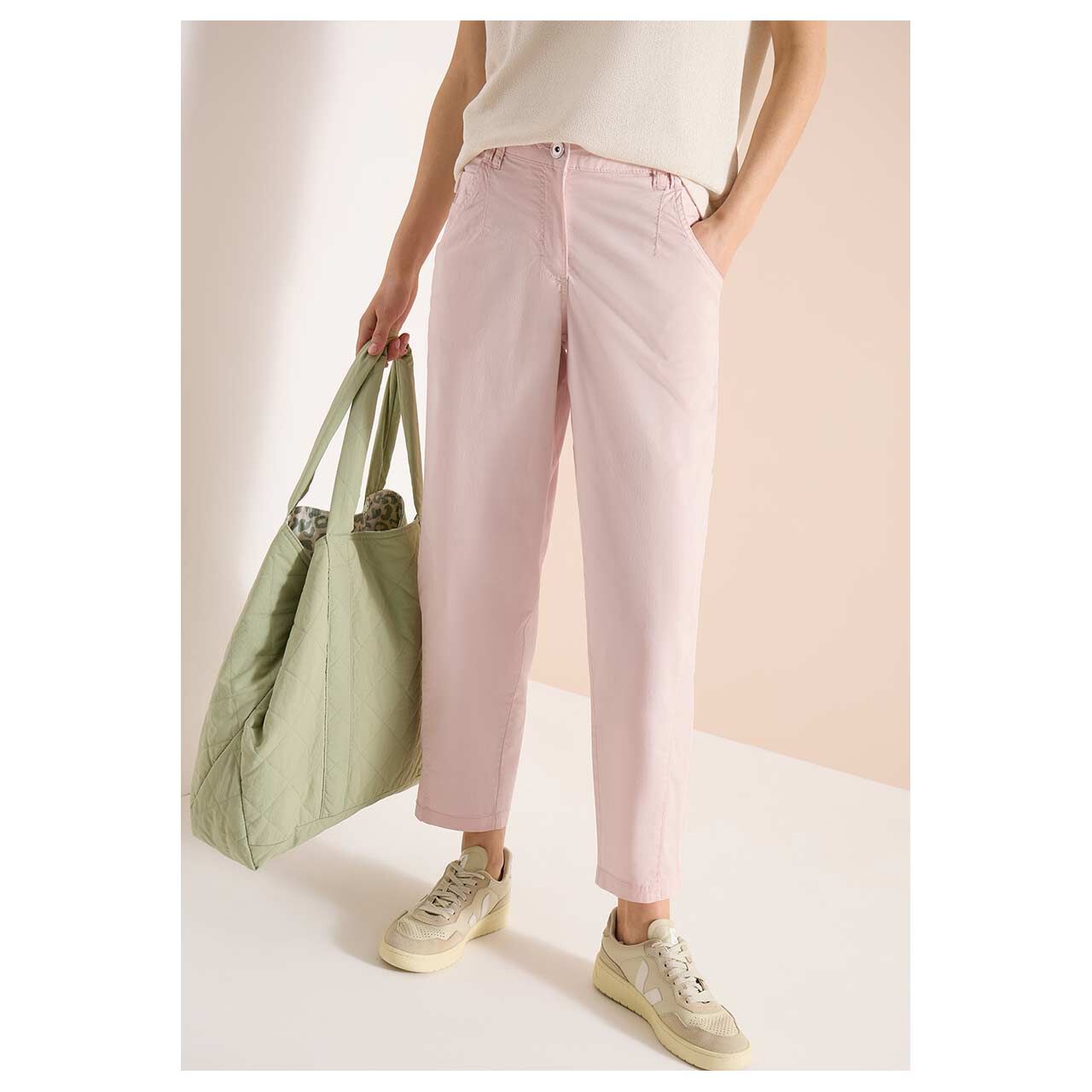 Damen Ankle Baumwollhose Scarlett Barrel von Cecil in der Rosa, Vorderansicht am Model