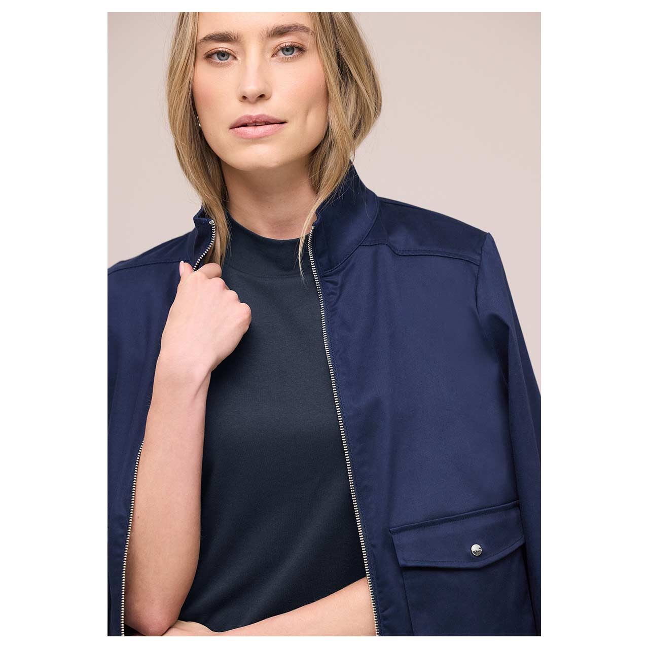 Damen T-Shirt Basic Turtle Neck von Street One in Dunkelblau, detaillierte Vorderansicht am Model