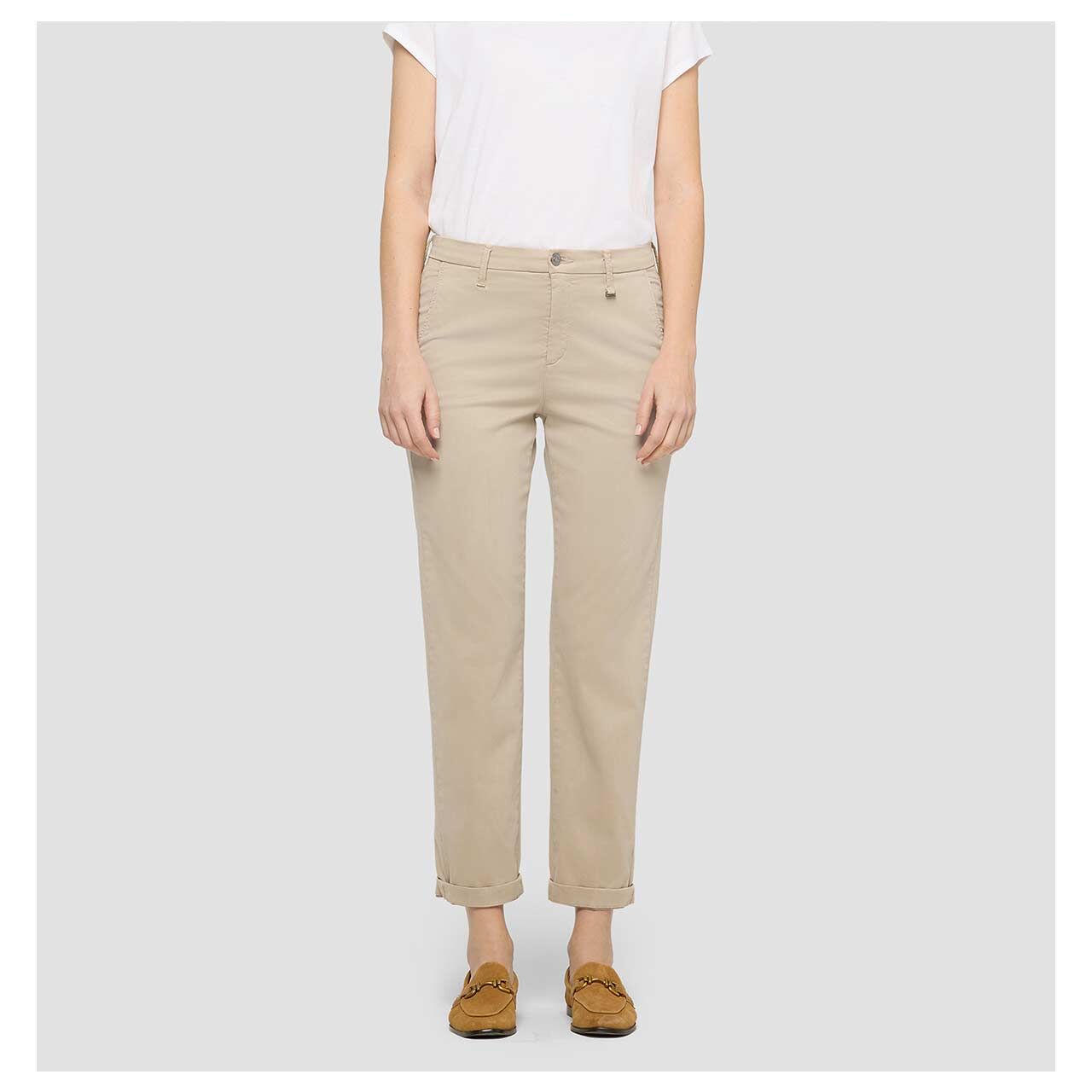 Damenhose Chino von MAC in Beige, Vorderansicht am Model