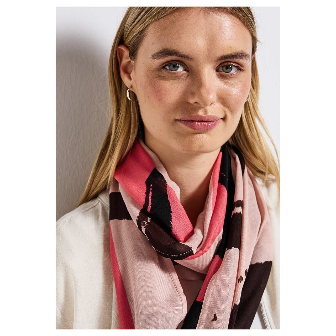 Damen Tuch Printed Modal von Street One in Pink mit Print, Detailansicht am Model