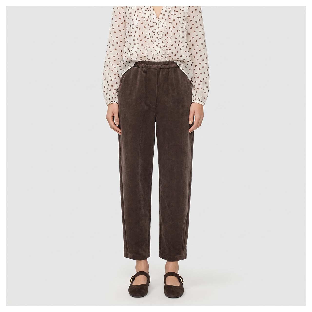 Damen 7/8 Cordhose Eva von MAC in Dunkelbraun, Vorderansicht am Model