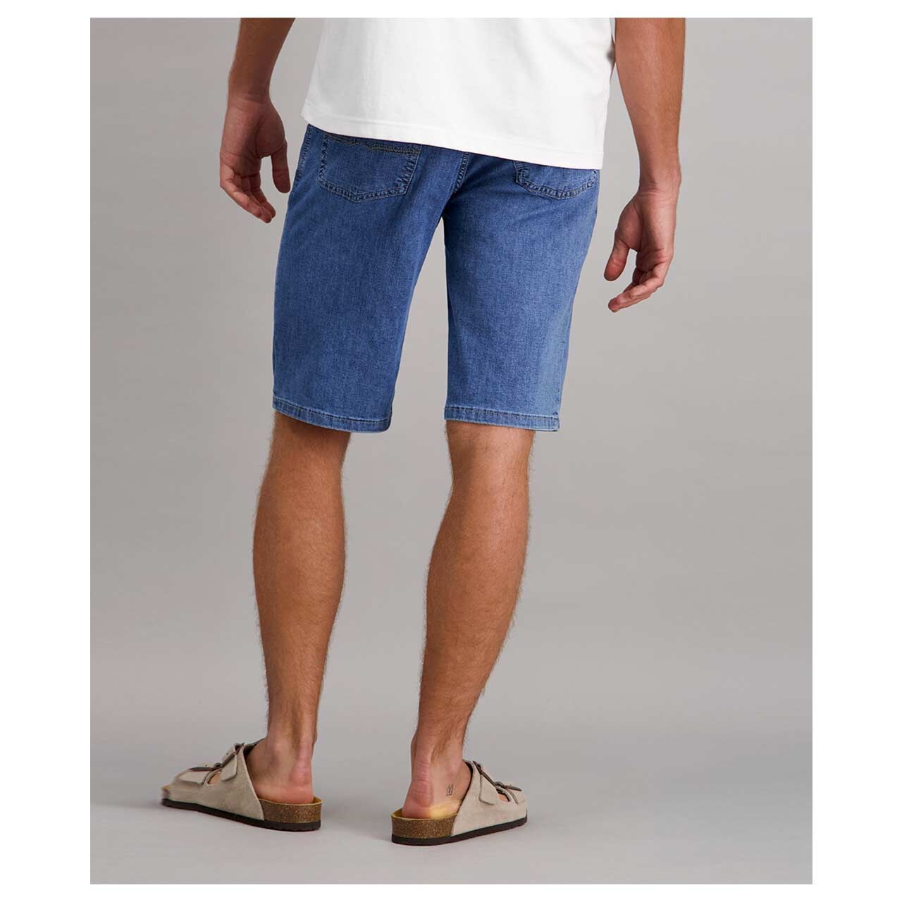 Stretch Herrenjeans Bermuda Megaflex Finn in Blau angewaschen von Pioneer, Ganzkörperansicht am Model