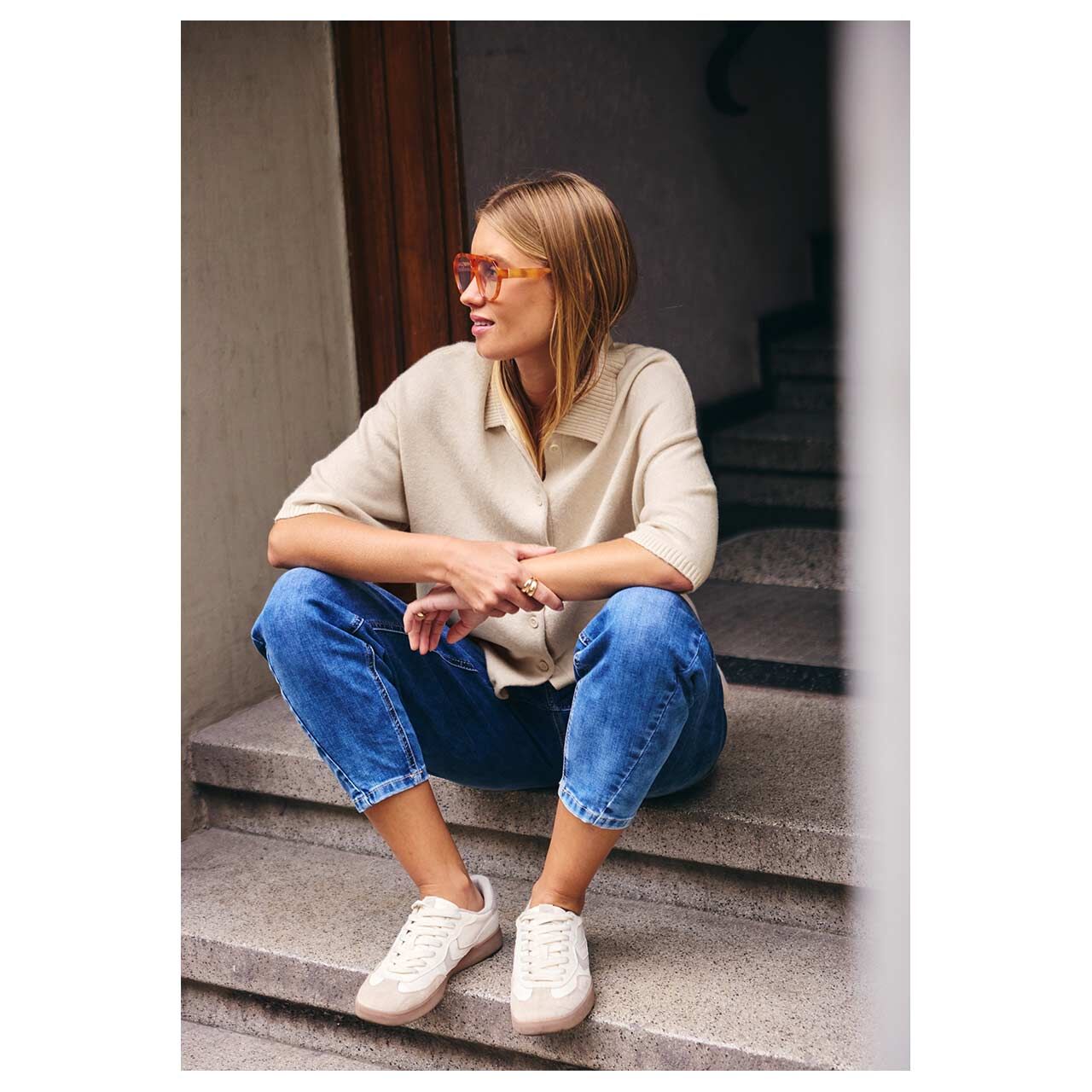 Damen Kurzarm Strickjacke Polo Cardigan von Street One Studio in Hellbeige, Ganzkörperansicht am sitzenden Model