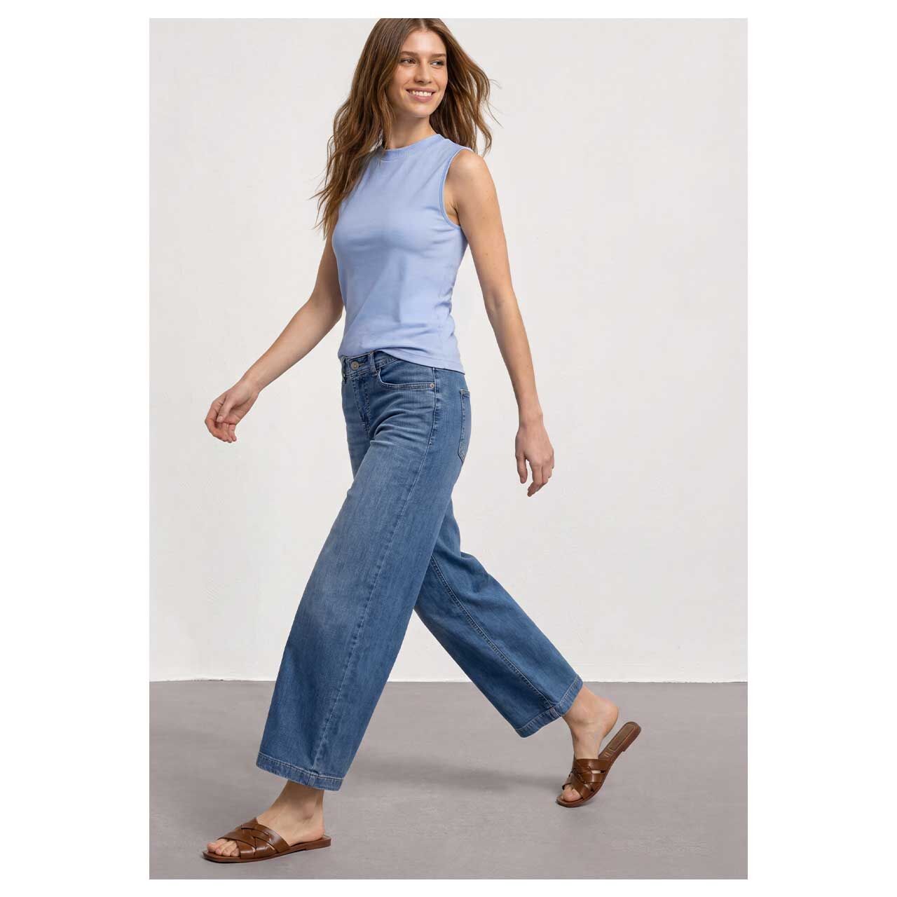 Damen Top Silk Look Rib Turtle Neck von Street One in Hellblau, Ganzkörperansicht am Model