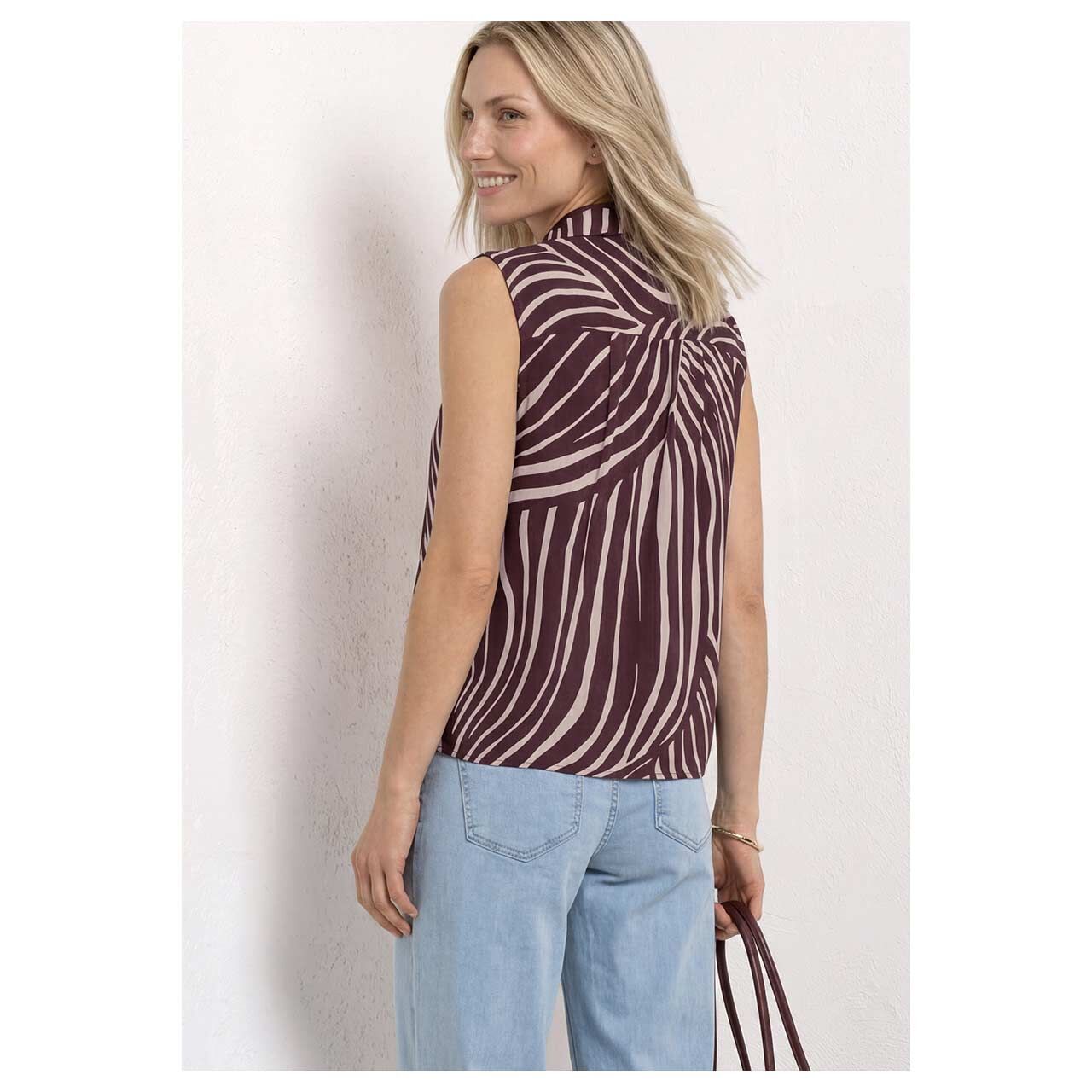 Damen Blusen Top Bowling Collar von Street One in Lila mit Print, Rückansicht am Model