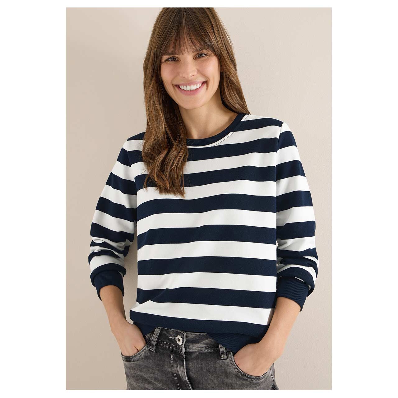Damen Sweatshirt Striped von Cecil in Dunkelblau gestreift, Vorderansicht am Model