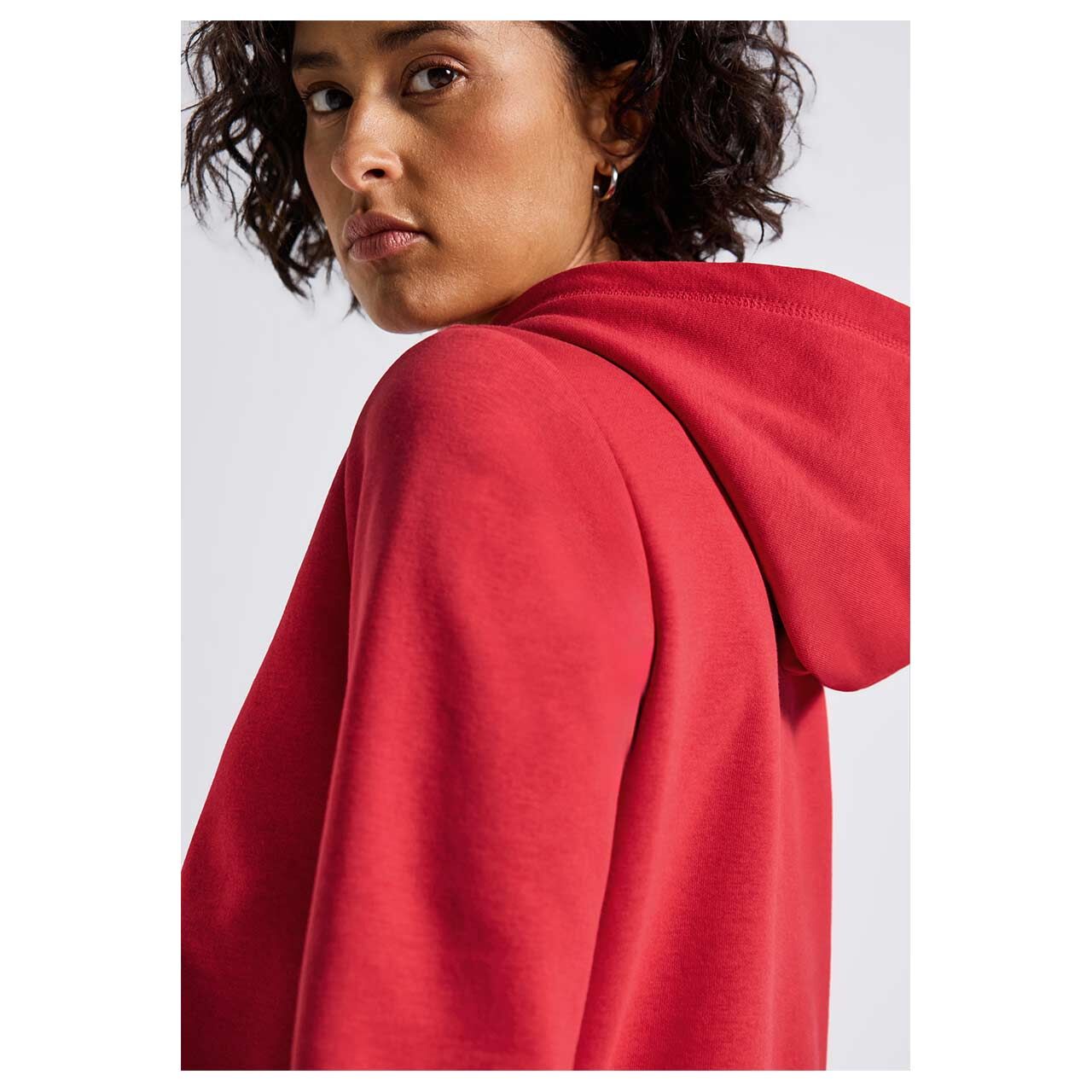 Damen Hoodie Sweatshirt von Street One in Rot, detaillierte Vorderansicht am Model