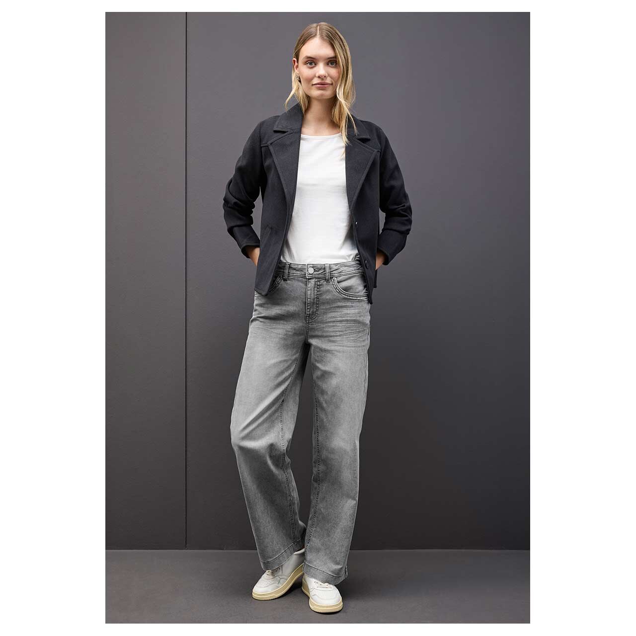 Damenjeans Wide Leg von Street One in Hellgrau verwaschen, Ganzkörperansicht am Model
