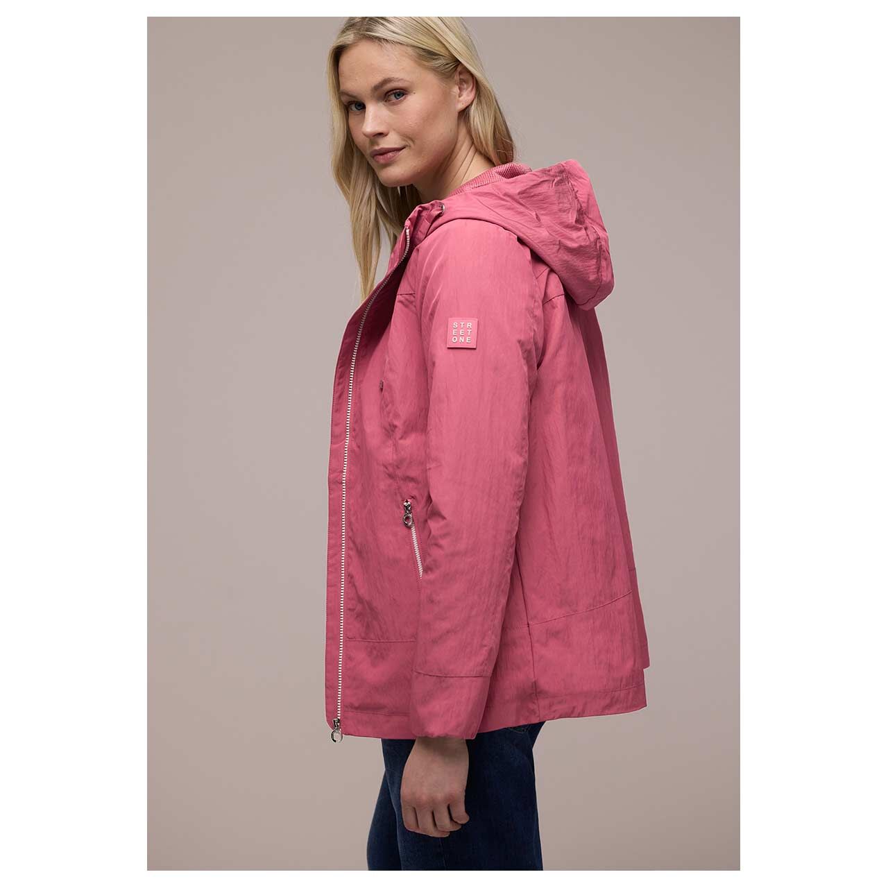 Damen Jacke Modern Windbreaker von Street One in Pink, Seitenansicht am Model