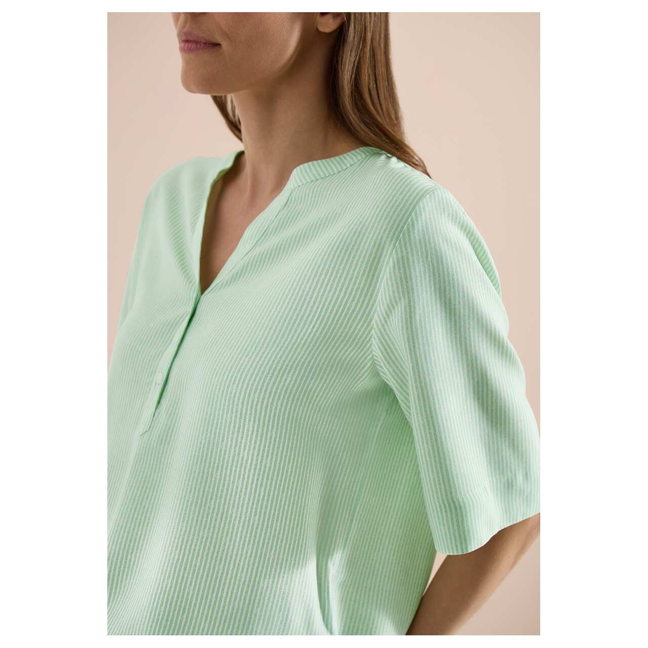 Damen Kurzarm Bluse Printed Stripe von Cecil in Hellgrün gestreift, detaillierte Ansicht am Oberkörper