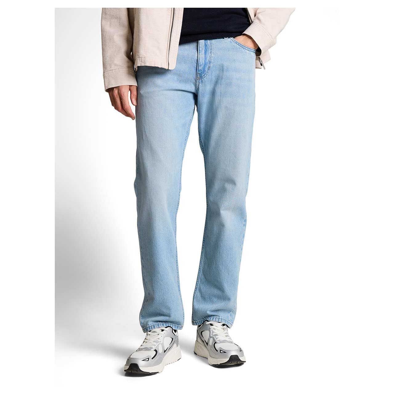 Herrenjeans Marvin von Tom Tailor in Hellblau angewaschen, Vorderansicht am Model