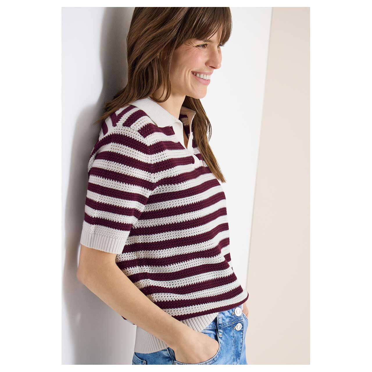 Damen Kurzarm Pullover Mesh Stripe Polo von Cecil in Weinrot gestreift, Seitenansicht am Model