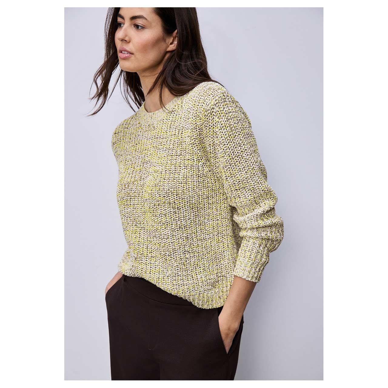 Damen Pullover Tape Yarn Multicolor Sweater von Street One in Gelb meliert, Vorderansicht am Model