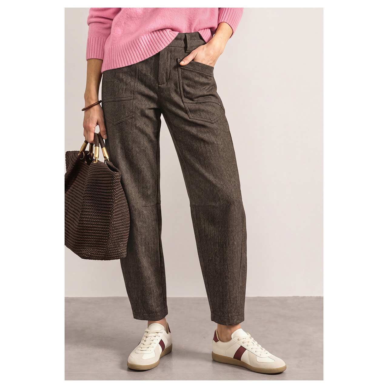 Damen Ankle Hose Karlie Barrel von Street One in Dunkelbraun mit Print, Vorderansicht am Model