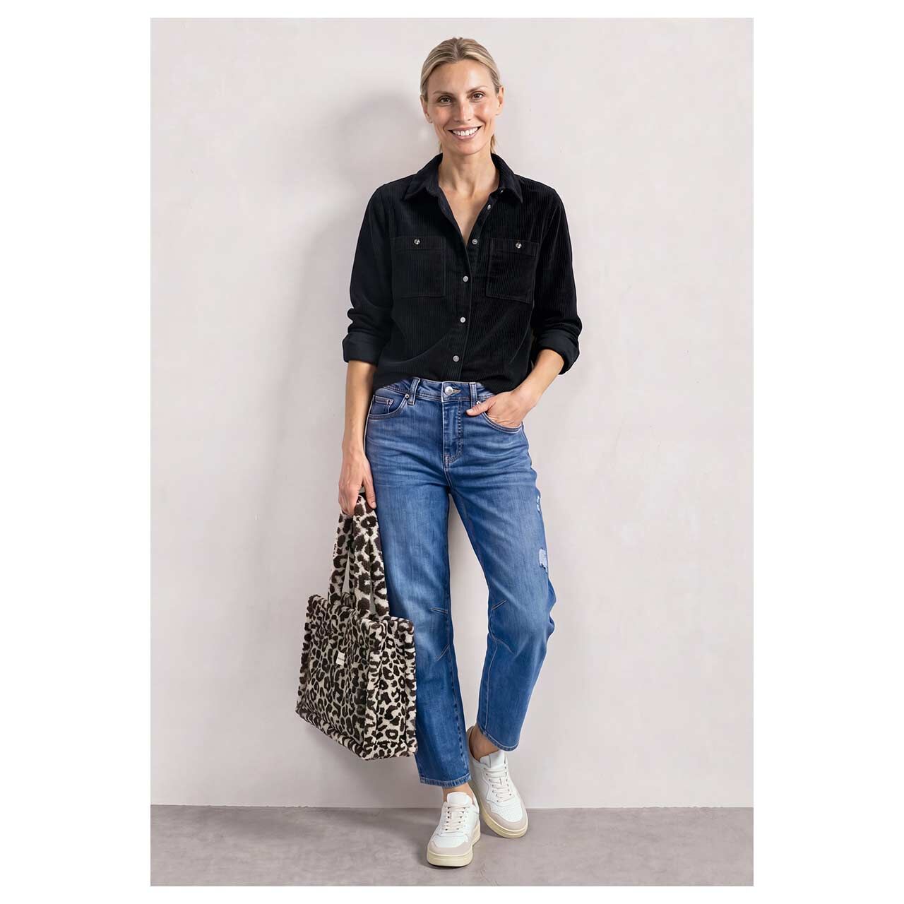 Damen Langarm Cord Bluse Corduroy Shirtcollar Button Detail von Street One in Dunkelblau, Ganzkörperansicht am Model