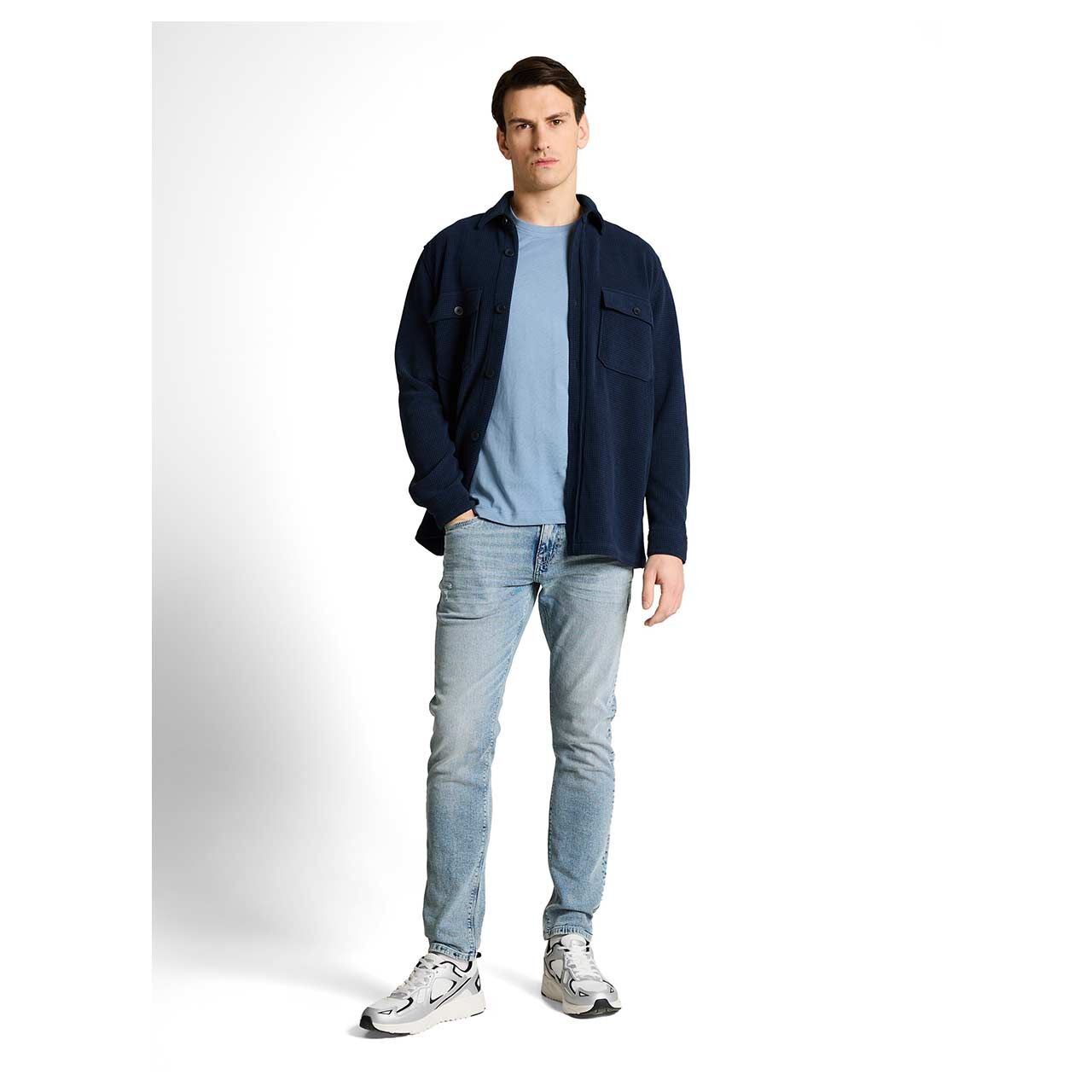 Herren T-Shirt von Tom Tailor in Blau, Ganzkörperansicht am Model