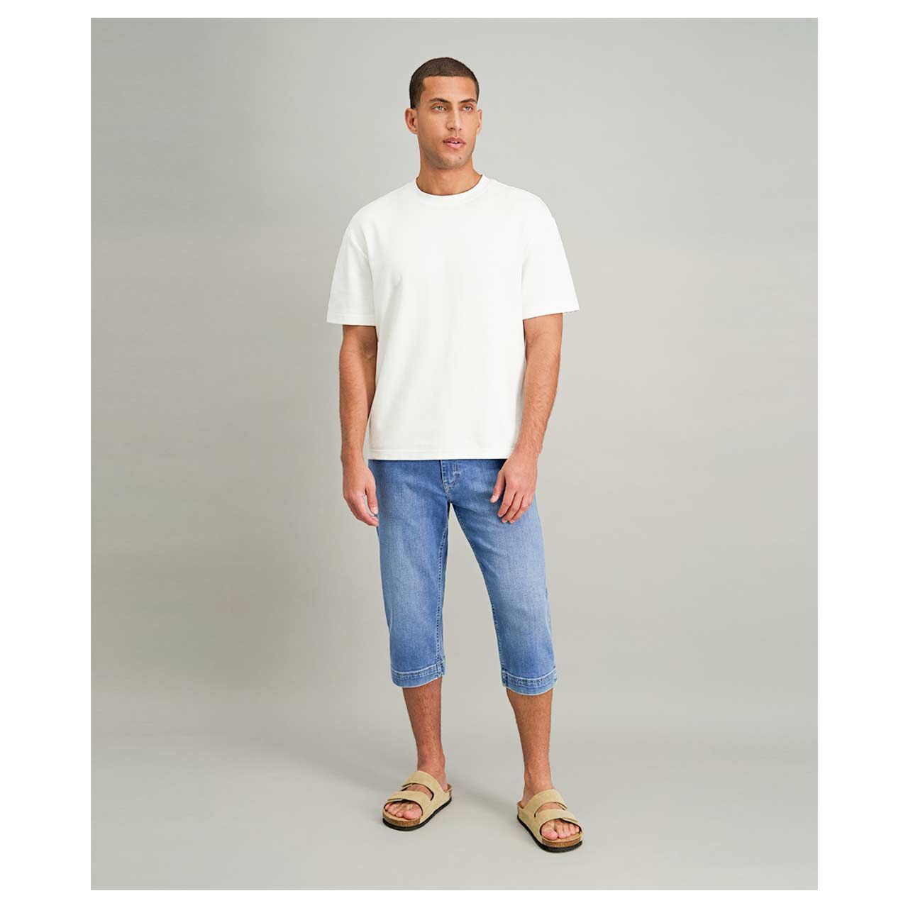 Herren 3/4 Jeans Bill Megaflex in Hellblau angewaschen, Ganzkörperansicht am Model