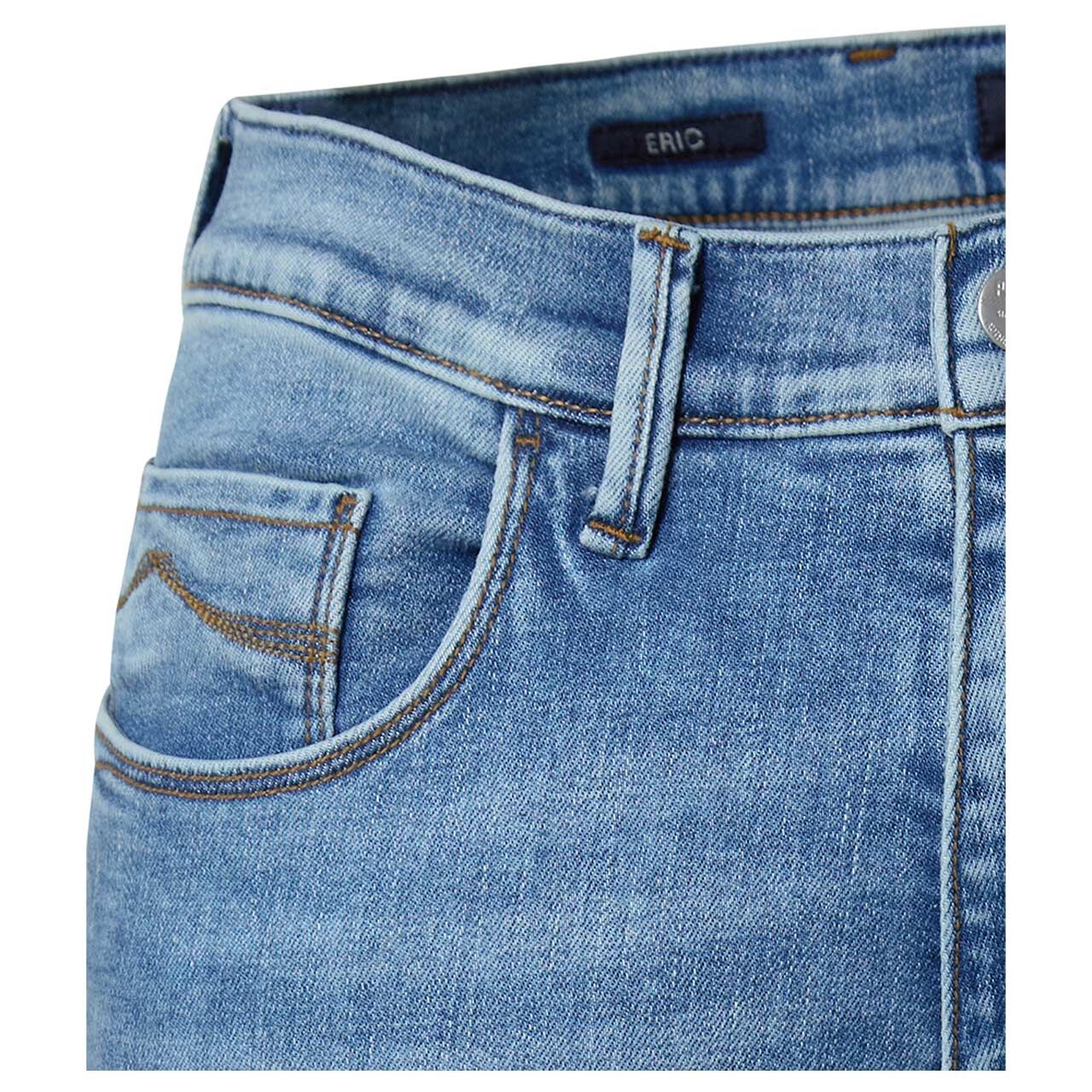 Stretch Herrenjeans Eric Megaflex in Hellblau verwaschen von Pioneer, Nahaufnahme Bund hinten