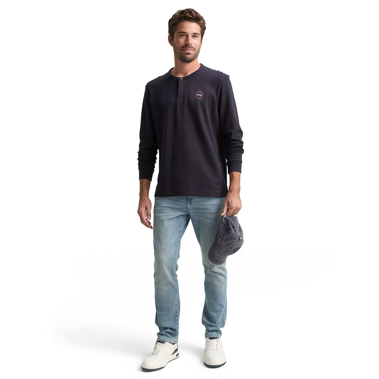 Herren Langarm Shirt Henley von Tom Tailor in Dunkelbraun meliert, Ganzkörperansicht am Model