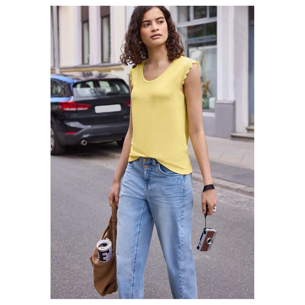 Damen Top V-Neck Lace Frill von Street One Studio in Gelb, Vorderansicht am Model
