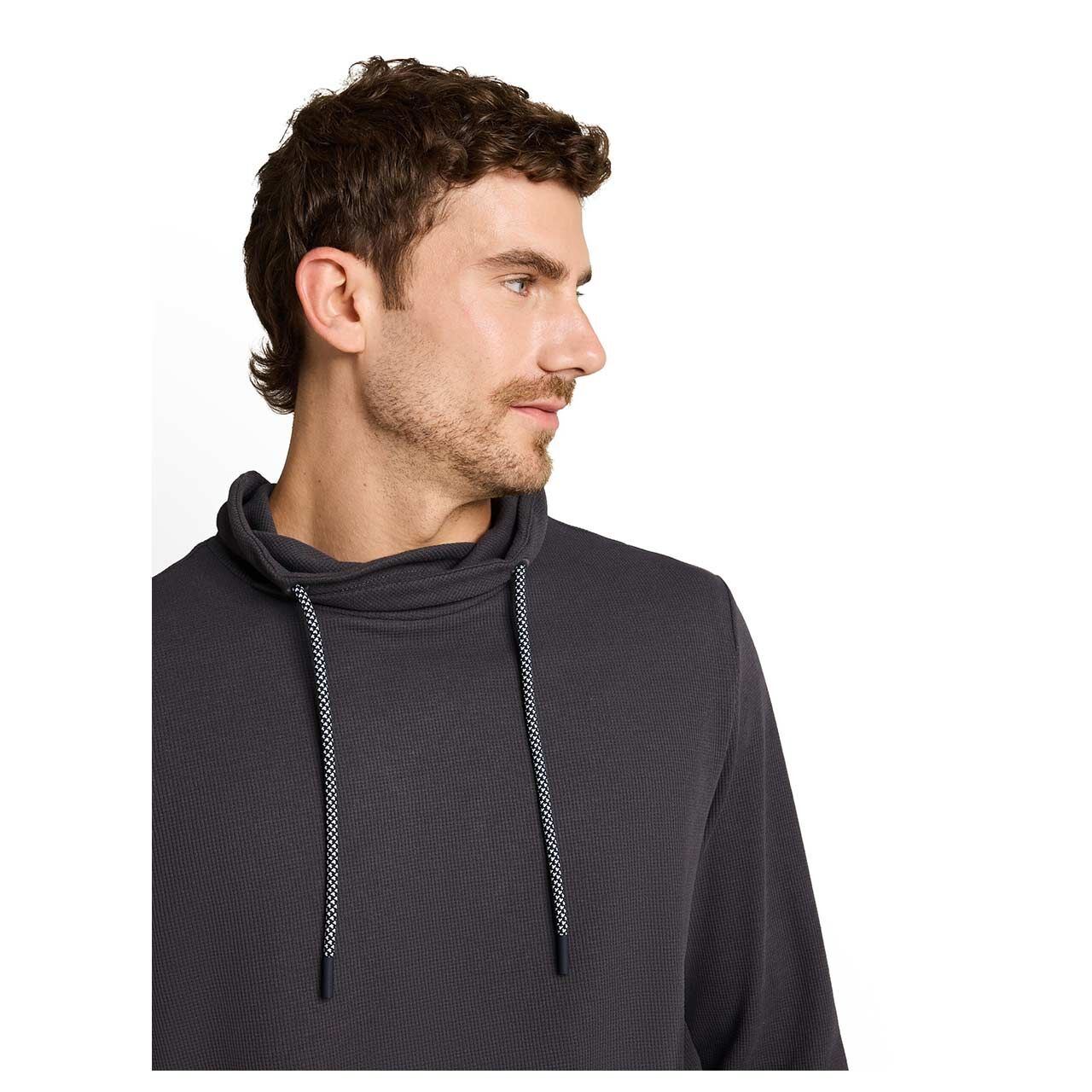 Herren Pullover Structured Snood von Tom Tailor in Dunkelgrau, Detailansicht am Model