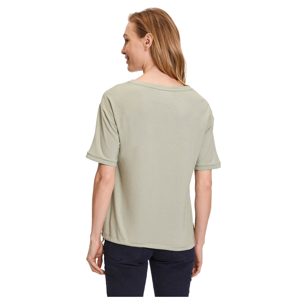 betty-barclay-t-shirt-gruen-7856-model-hinten Betty Barclay T-Shirt für Damen in Salbeigrün mit Print, FarbNr.: 7856