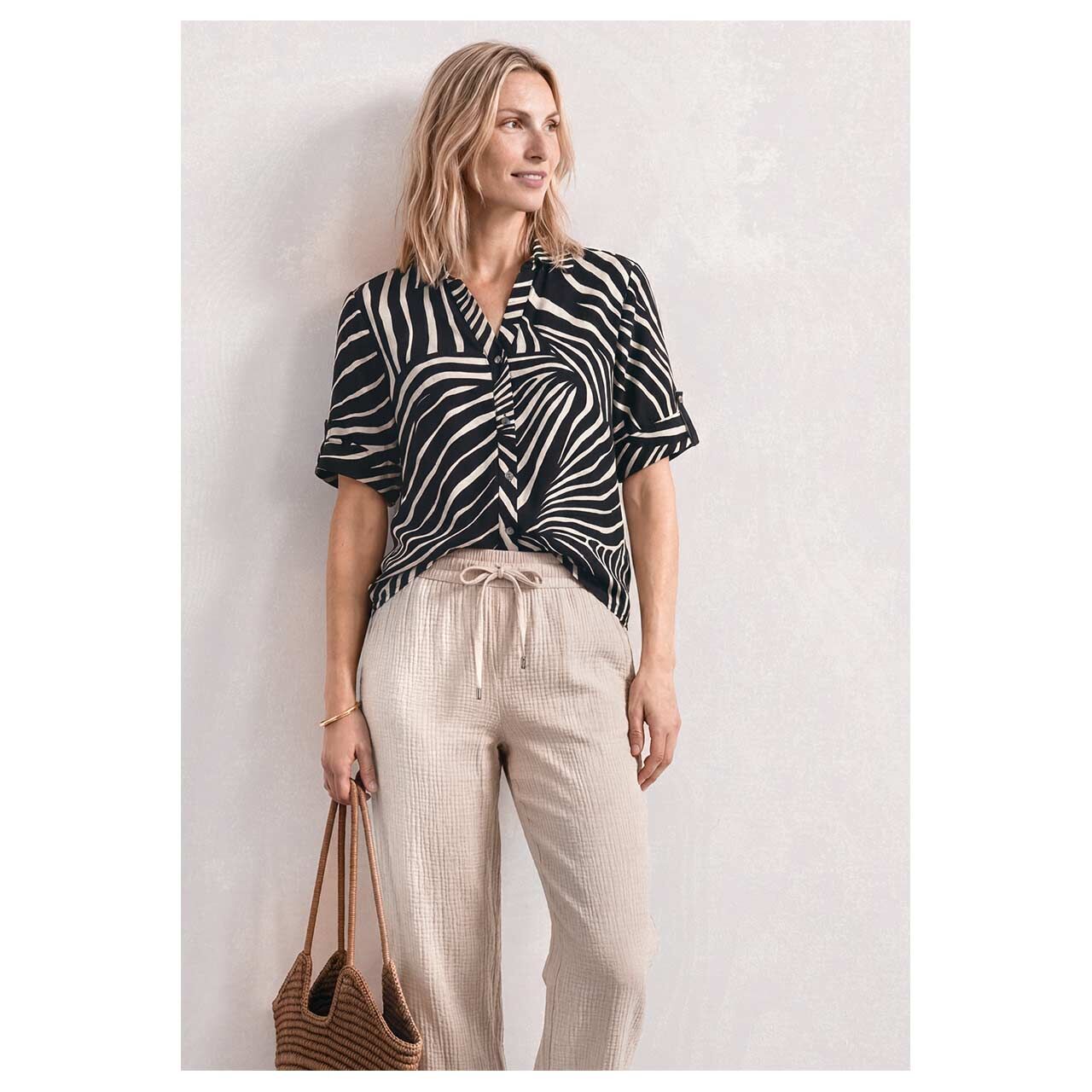 Damen Kurzarm Bluse Buttoned Shirtcollar von Street One in Schwarz mit Print, Vorderansicht am Model