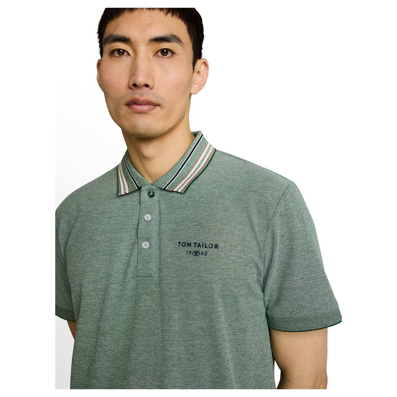 Herren Poloshirt von Tom Tailor in Grün meliert, detaillierte Vorderansicht am Model
