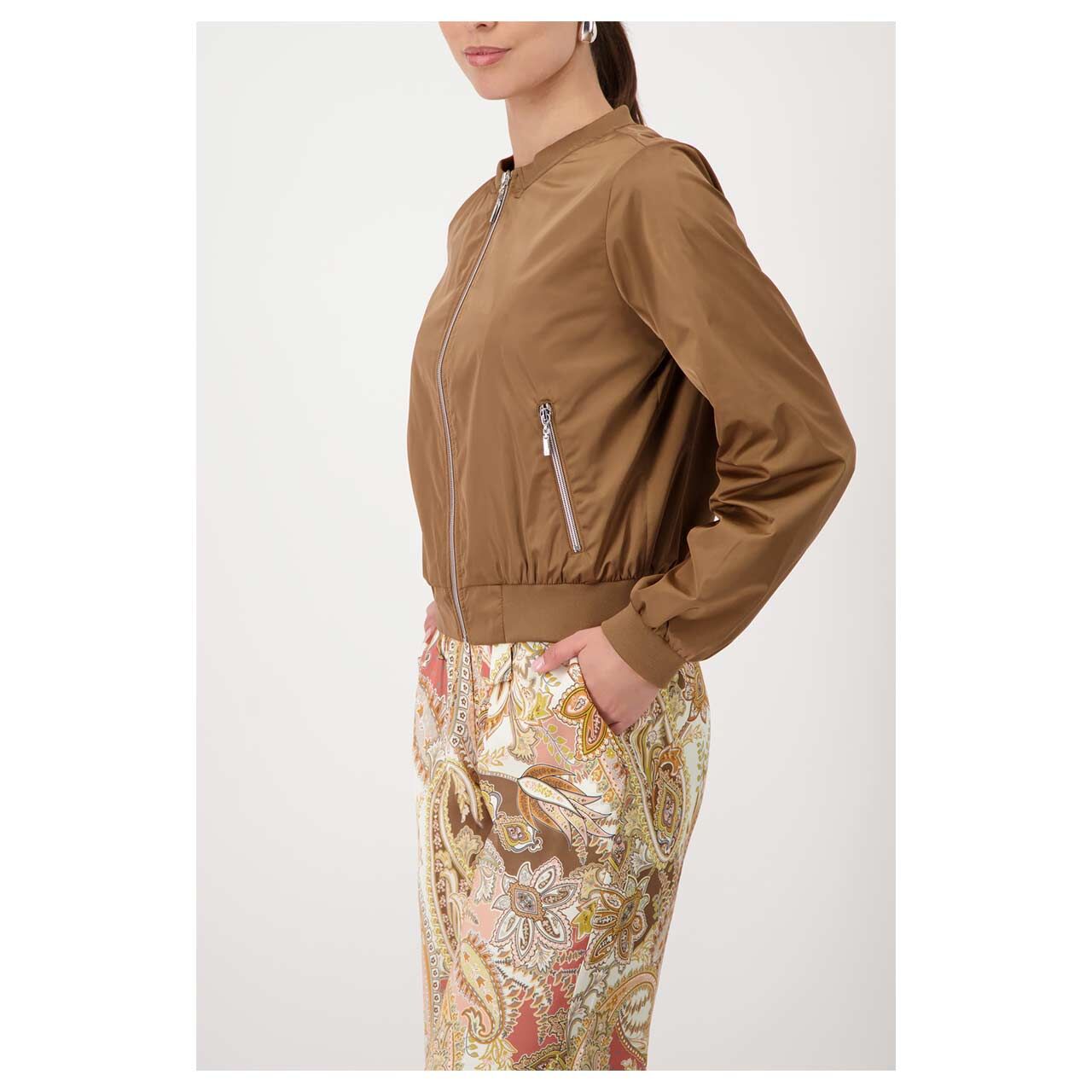 Damen Jacke von Monari in Braun, seitliche Ansicht am Model
