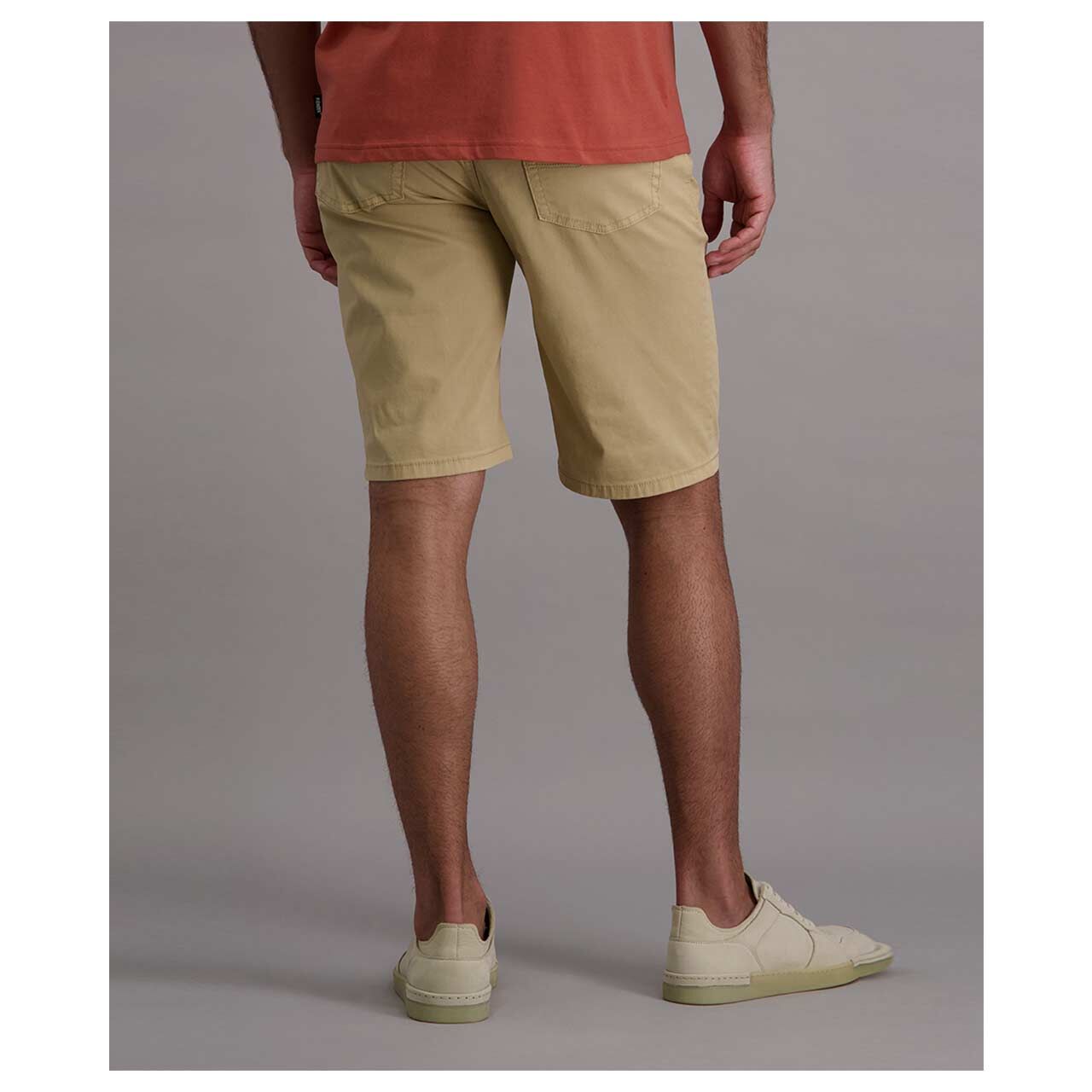 Baumwoll Bermuda Finn von Pioneer in Hellbraun, Rückansicht am Model