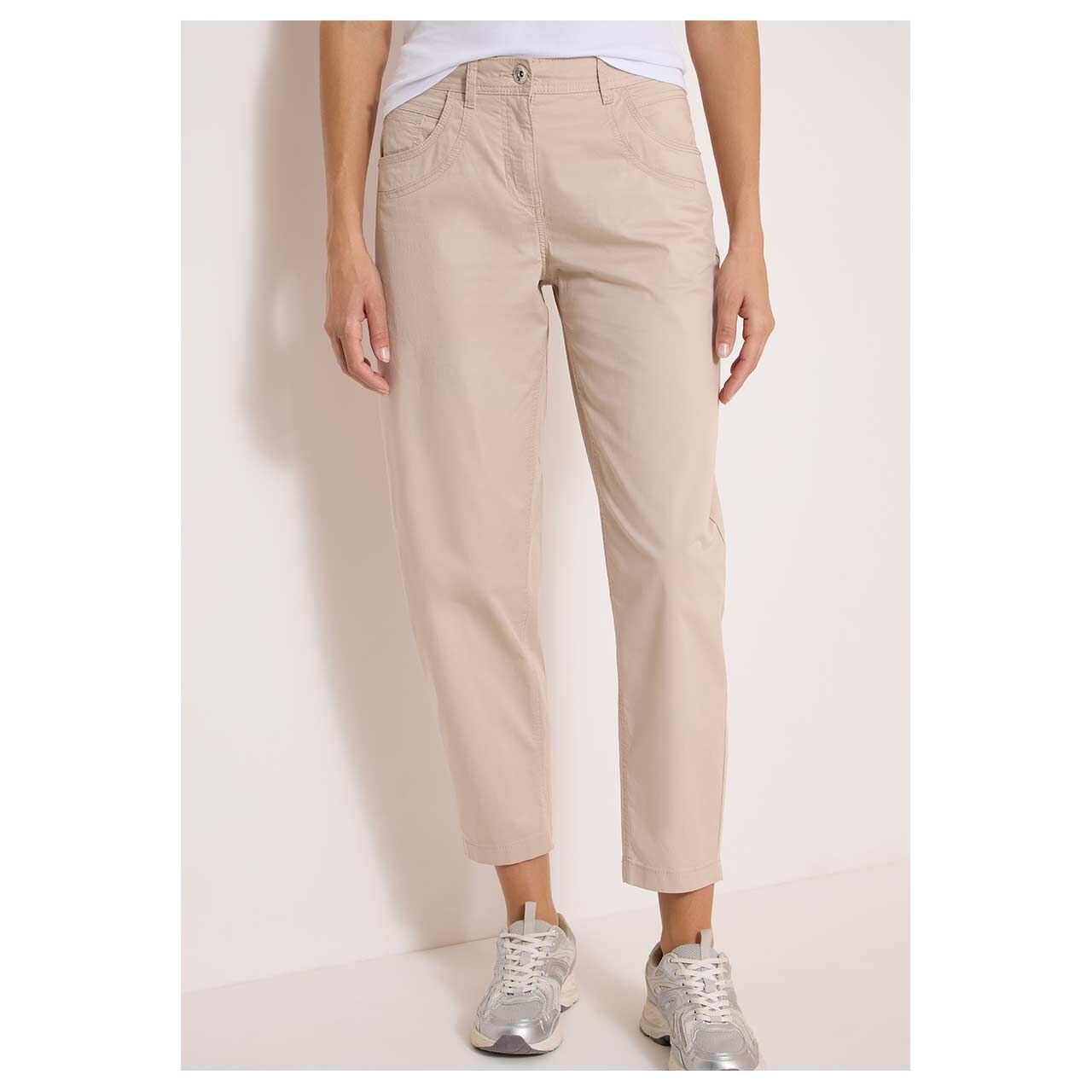Damen Ankle Baumwollhose Scarlett Barrel von Cecil in der Hellbeige, Vorderansicht am Model