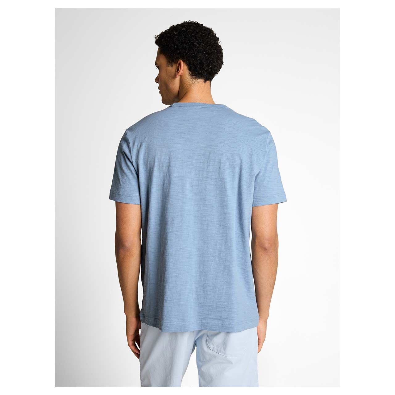 Herren T-Shirt von Tom Tailor in Blau mit Print, Rückansicht am Model