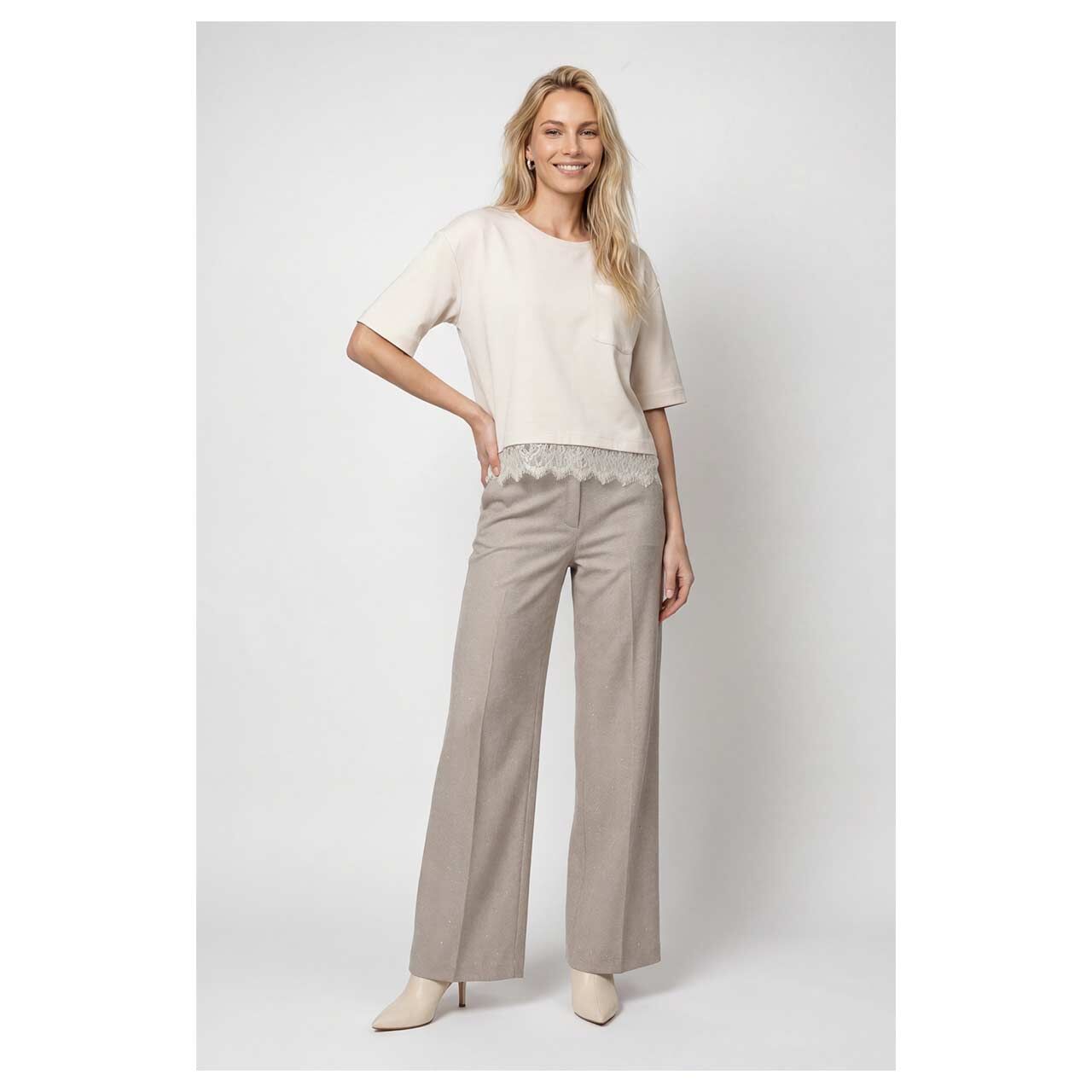 Damen Kurzarm Sweatshirt von Monari in Cremeweiß, detaillierte Seitenansicht am Model