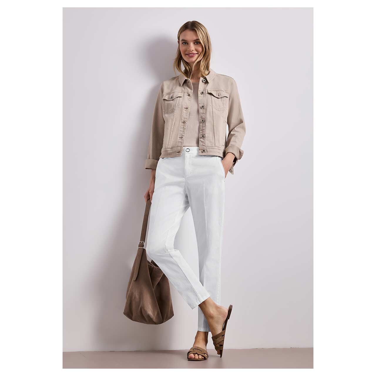 Damen Ankle Chinohose Peach Twill von Street One in Cremeweiß, Ganzkörperansicht am Model