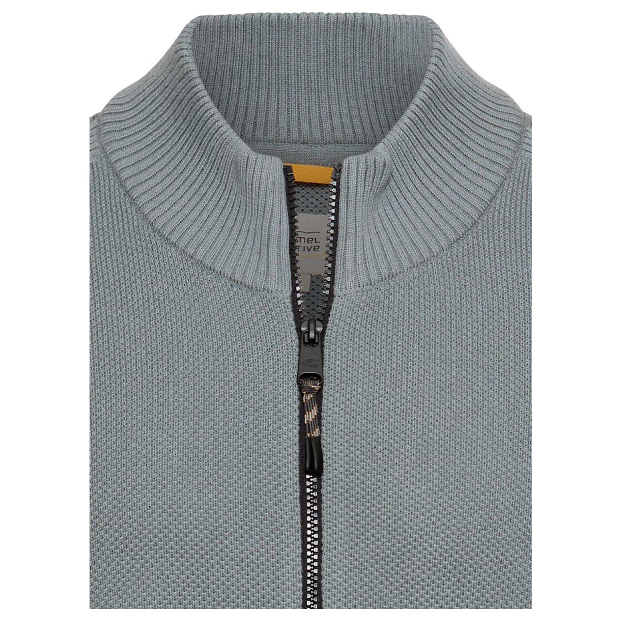 Herren Strickjacke von Camel active in der Farbe Blau-Grau, Detailansicht Kragen vorne
