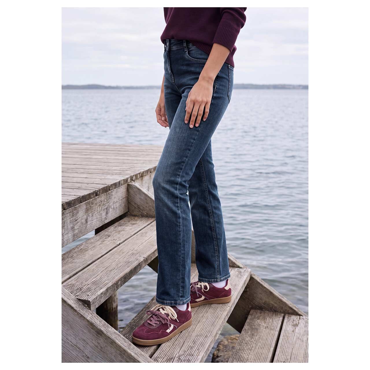 Damenjeans Toronto Bootcut von Cecil in Blau verwaschen, Seitenansicht am Model