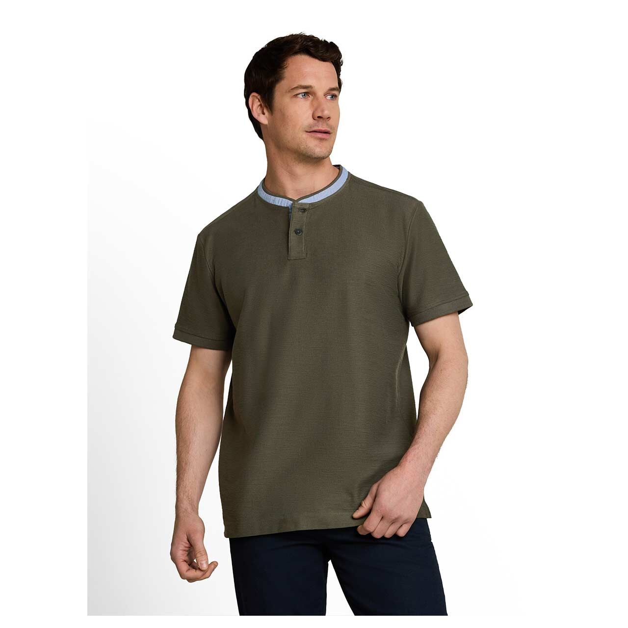 Herren T-Shirt Henley von Tom Tailor in Dunkelgrün, Vorderansicht am Model