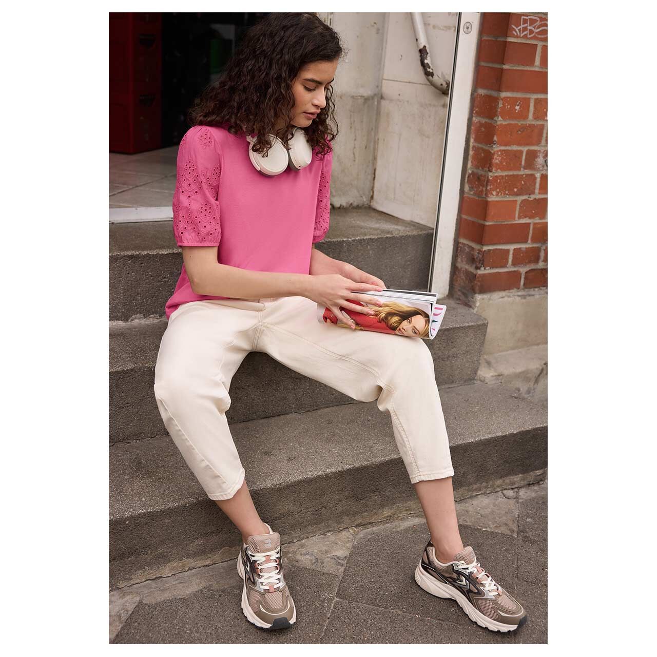 Damen T-Shirt Embroidered Woven Puff Sleeves von Street One Studio in Pink, Ganzkörperansicht am sitzenden Model