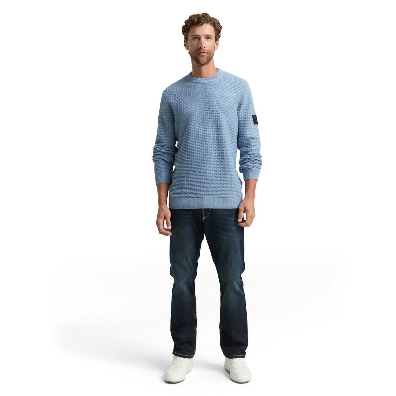 Herren Pullover Structured Crewneck von Tom Tailor in Hellblau, Ganzkörperansicht am Model