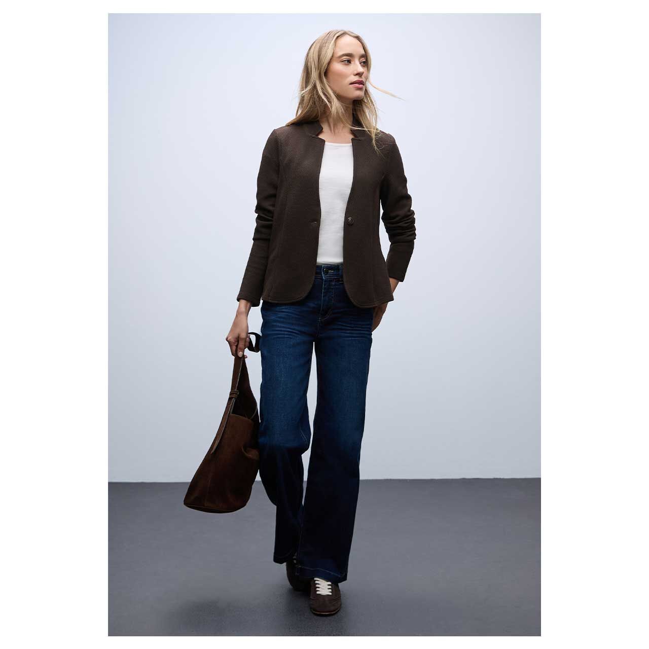 Damen Blazer Jacquard Structure von Street One in Dunkelbraun, Ganzkörperansicht am Model