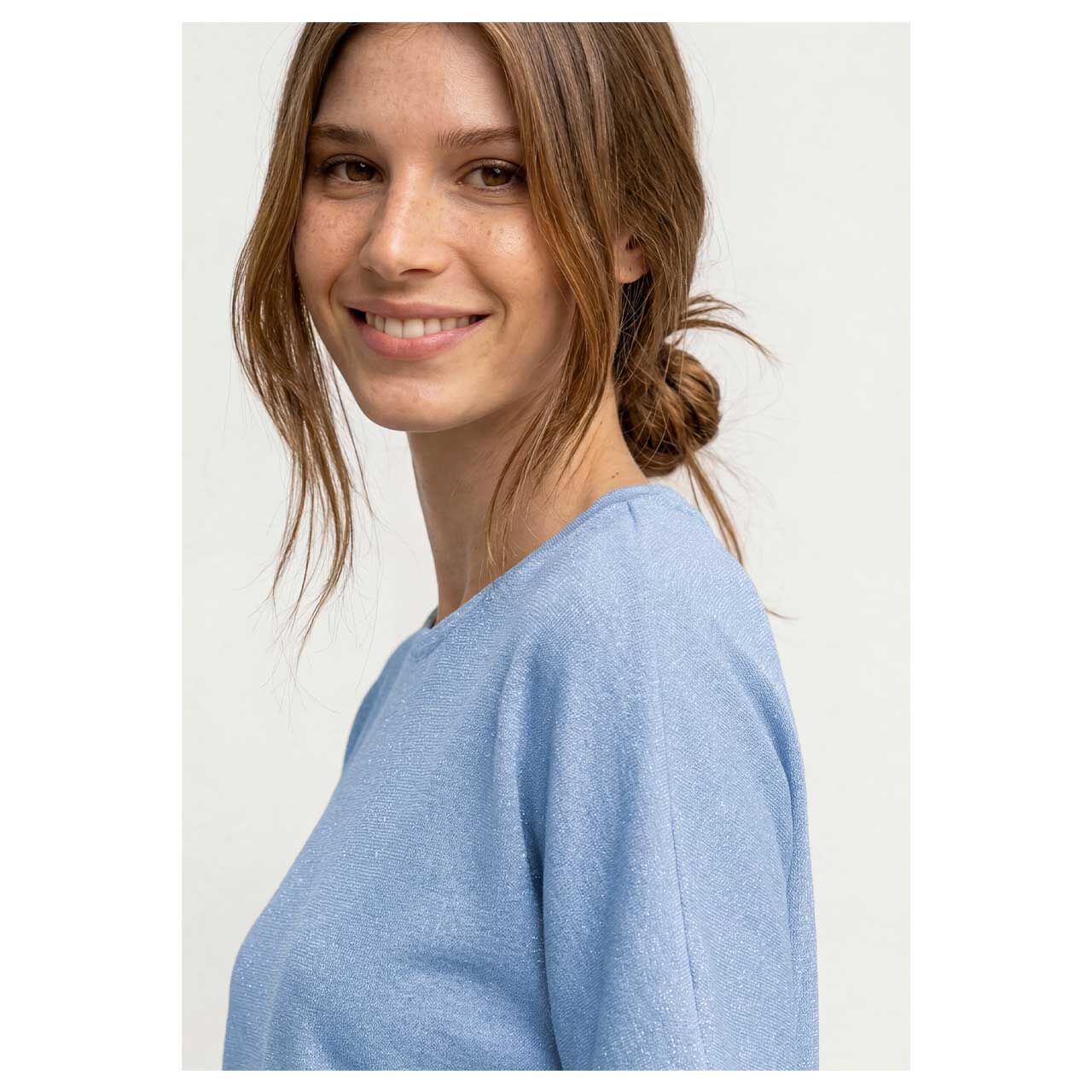 Damen T-Shirt Crista von Street One in Hellblau, detailierte Seitenansicht am Model