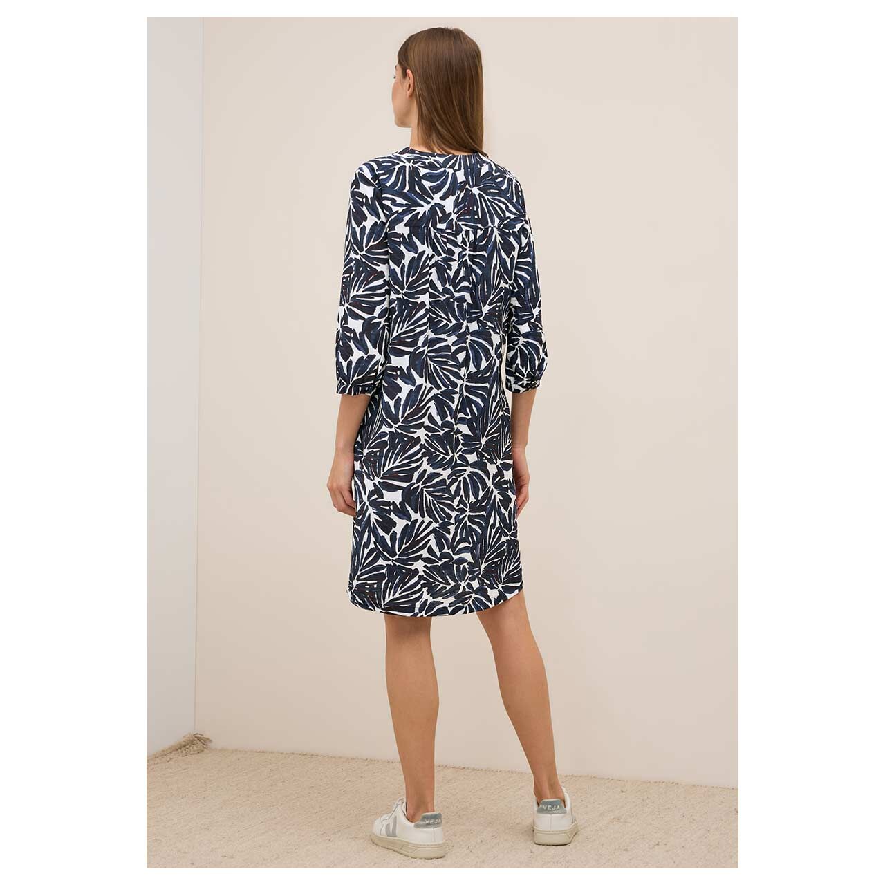 Damen 3/4 Arm Kleid Print Dress von Cecil in Dunkelblau mit Print, Rückansicht am Model